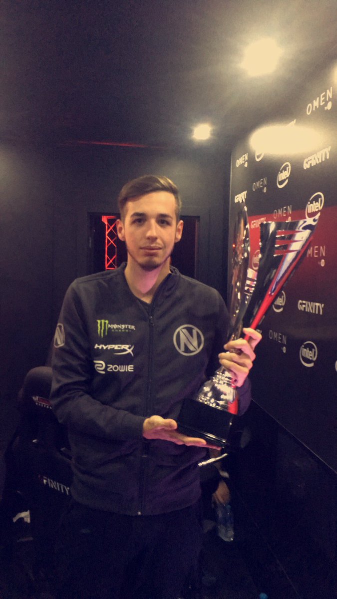 envyus赢得gfinity冠军k神晒出开心自拍