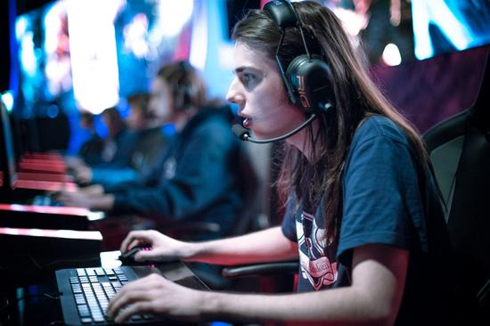 S6总决赛最美妹子:俄罗斯黑寡妇