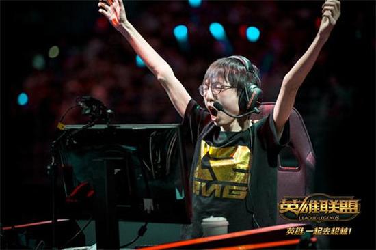 Mlxg直播时自曝3年才赚100W 您这是几个意思