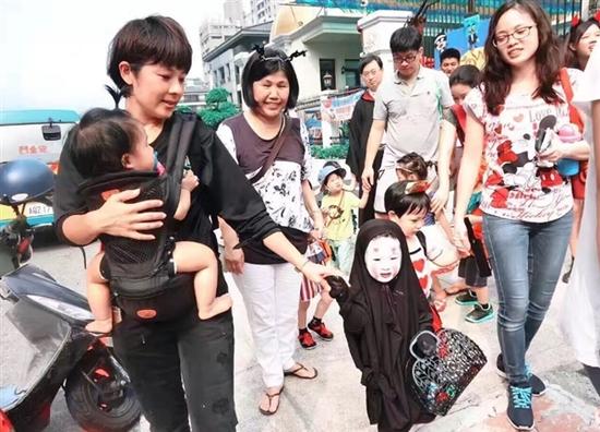据悉,在幼儿园万圣节Party上,一位小女孩被麻麻打扮成了《千与千寻》中的鬼怪“无脸男”,看的出麻麻很认真,效果十分逼真,简直出神入化。