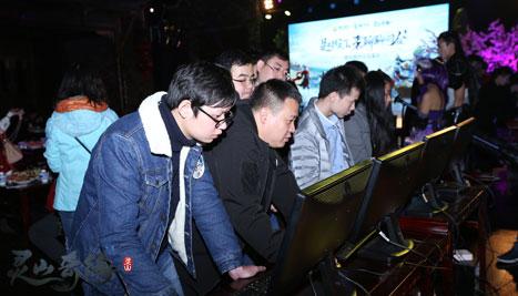 图5:玩家现场体验.jpg