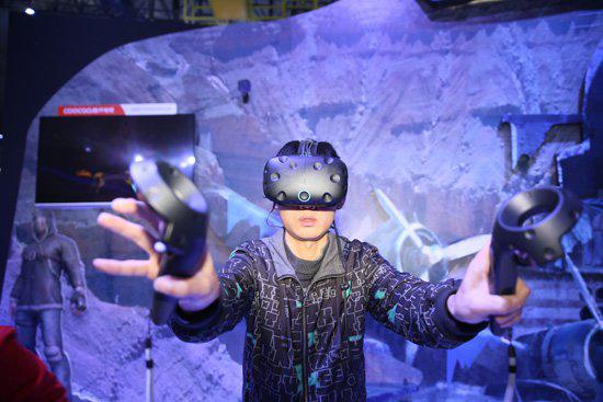 新闻图片15：玩家体验全新VR游戏《猎影计划》