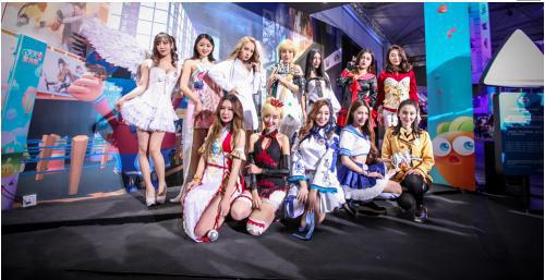 人气网游《剑灵》携15女团"盛装"参展,她们穿上了洪门道服,青花瓷