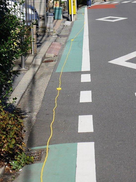 神了！日本一男子为充电玩手游接出200米电源线