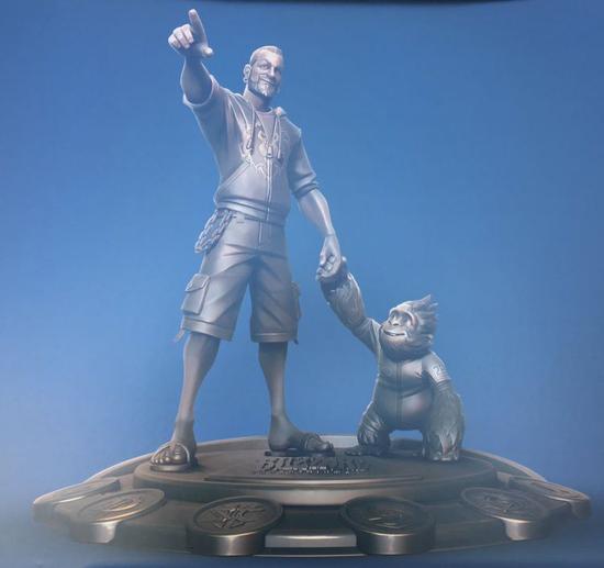 纪念Mezten的这座塑像仿的是迪斯尼与米老鼠的造型，但是为什么要给温斯顿标上2B？