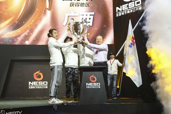 唐华部长为团体冠军广西代表队颁发国家杯