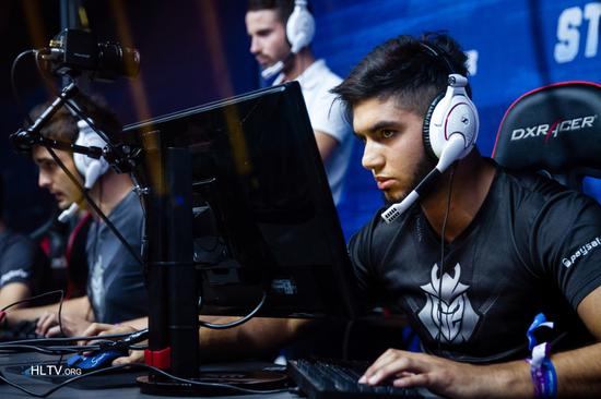 G2真正的麻烦是在ESL One纽约站,在瑞士赛制下,G2连续三败。但这并不是ScreaM的锅,他的数据远高于队友。