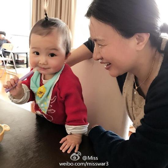 　　老人嘛，看到别人抱孙子自己一定是很羡慕的，可惜目前miss到现在也没有公开的男友，作为妈妈自然是很着急啦。