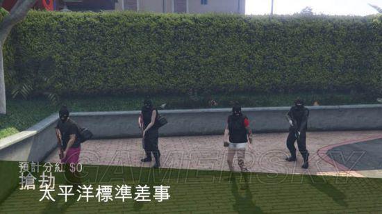 然后都开摩托车出门右边的公路往左直走,有一两防爆车的地方下车上防爆车,拿钱的坐后面别开枪