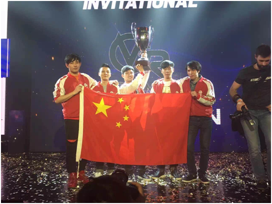 　　徐林森(左一)与队友在国际大赛举起国旗。