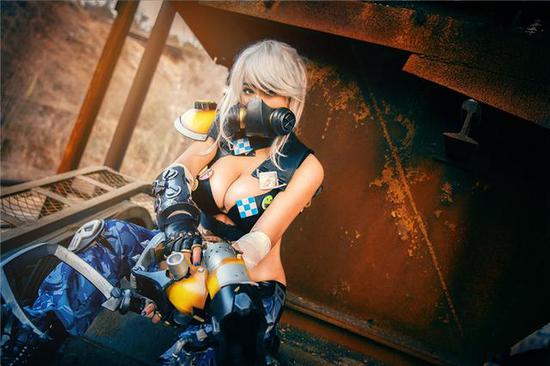大胸cosplay真人,cosplay的中文意思 半藏路霸性转女体cos 大胸美女穿越热血漫画
