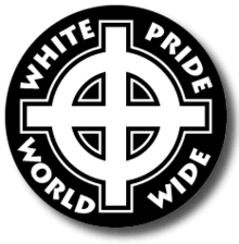 风暴前线是带有新纳粹主义的极端民族主义思想的网站，标识上写着“全球白人的骄傲”