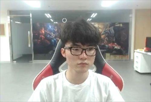 确实,faker凭着在LOL中有着三冠王的称号,同时也积累了庞大的名气,他的直播乃至整个战队的直播,都是有一定的观赏性。