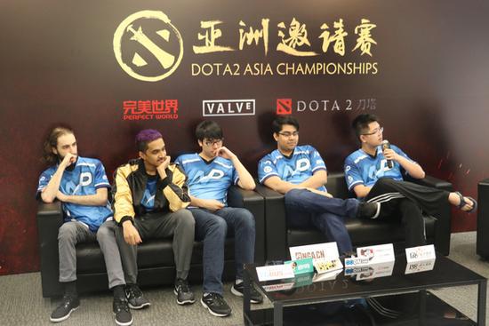 专访NP:莲花一姐首次玩4月新番没比赛重要 Q:昨天ee你在solo赛当中为什么最后就冲上去了呢?