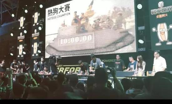 到了晚上Party现场会被音乐节奏带动起来,游戏结束可以和朋友一起尬个舞来助兴。