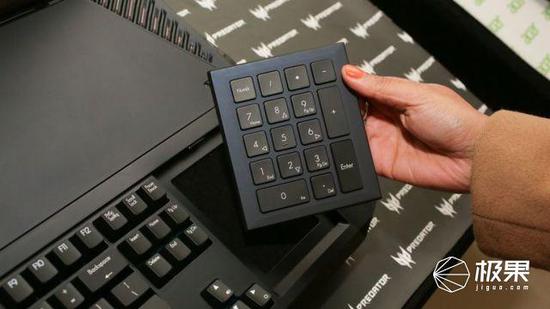 键盘左侧还可以看到喇叭系统，Predator 21 X 内建四颗喇叭加上两颗重低音喇叭配置，此外也附上独立的快捷宏按键。