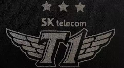 SKT的2017年队服，logo上的三颗星星代表着他们手中的S系列赛冠军奖杯数