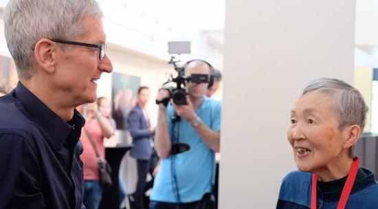 苹果公司CEO蒂姆·库克和若宫正子（右） 来源：东洋新闻