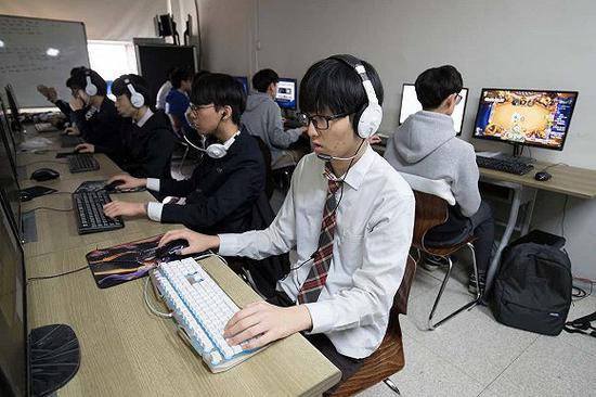 韩国学校内的一家网吧