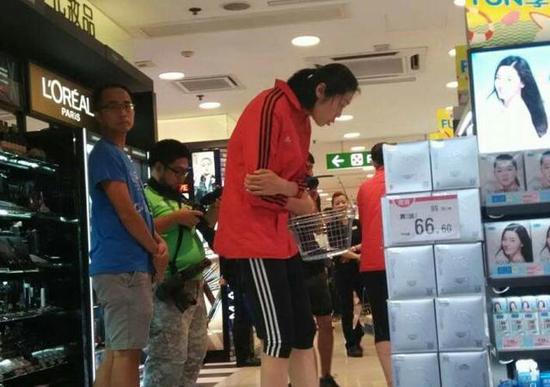 排香港血拼花10多万 一下订了6台Switch游戏机