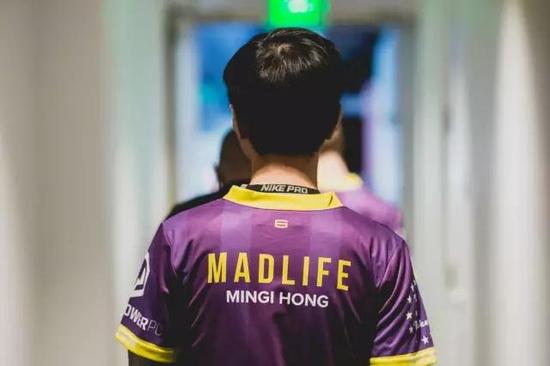 曾经被全球玩家奉若神明的madlife，已经连续三个赛季无缘顶级联赛的舞台了。