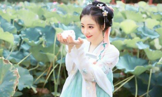 70万观众围观冯提莫吃鸡送键盘 结果开局就让