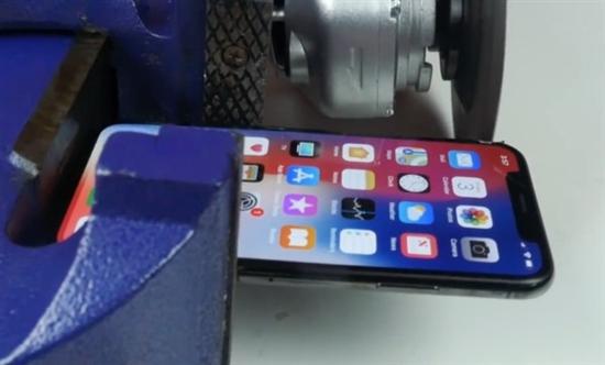 在电锯深入iPhone X不足1厘米时，手机的屏幕闪了一下，就熄灭了，难道这就是传说中的“回光返照”?