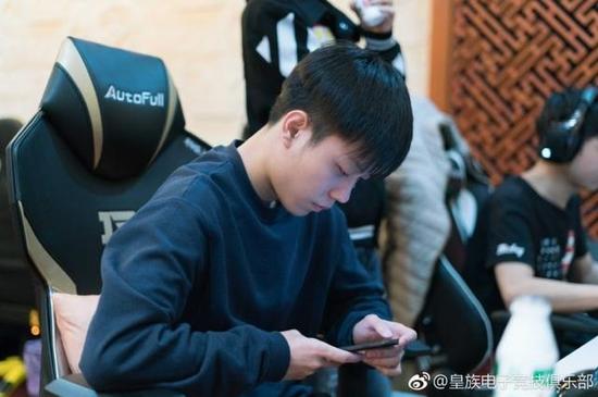 RNG全体队员陆续回战队基地 久违的Korol新发