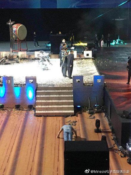 71重返Mineski担任教练,俯卧撑带队?