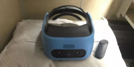 拿出Vive Focus,还没开始体验就引来了不少的目光