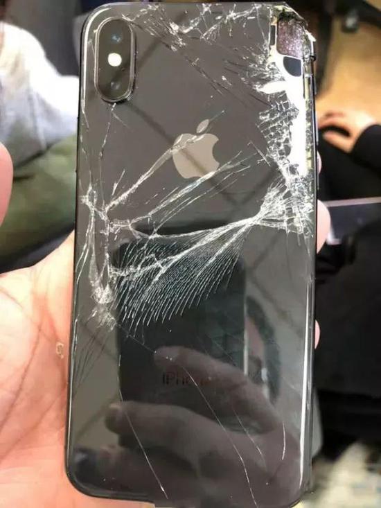iPhone XS Max全球首碎