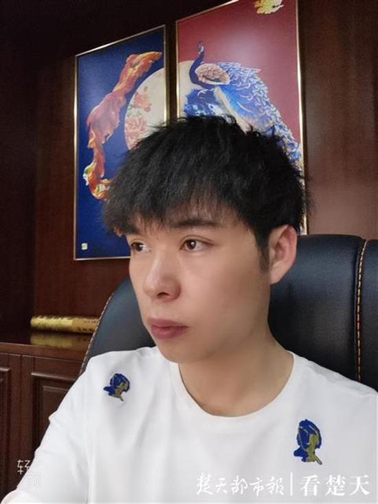 接受本报记者采访