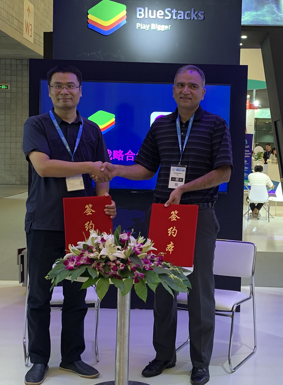 疯狂体育CEO彭锡涛(左)与BlueStacks蓝叠CEO Rosen Sharma(右)在会上签约