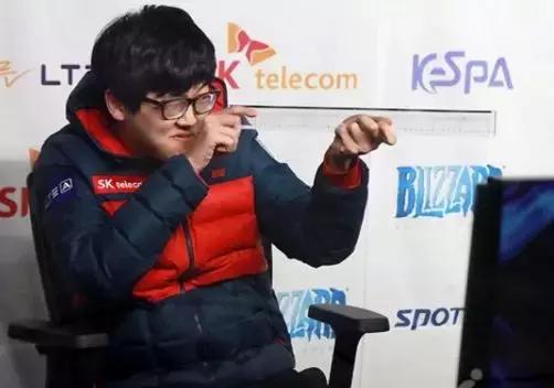 韩国SPL联赛中，选手PartinG在战胜Flash后掏出尺子来嘲讽Flash