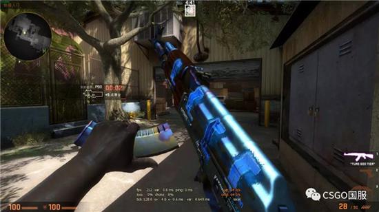 注意枪口的形状以及机匣上部明显的三根横向加强钢筋