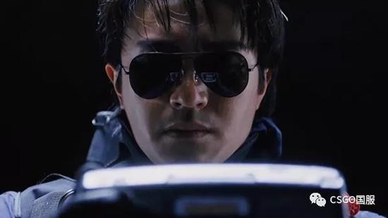 星爷可是标准的飞虎队打扮,使用的配枪也是CS中的MP5