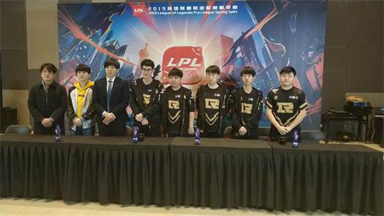 Uzi:因为平时和比赛版本不同,所以出错了装备