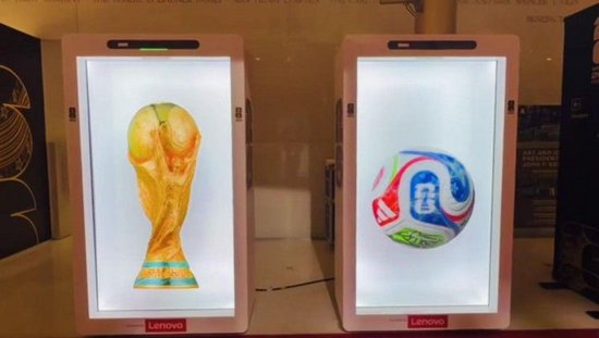 世界杯抽签现场，全息投影技术展示大力神杯及官方用球
