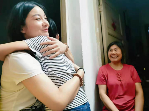 李鑫月和妈妈拥抱在一起