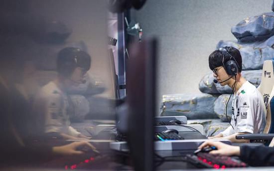 lpl各位置选手排名2_LPL第一次!韩服前3全部是LPL职业选手,其中2位与RNG有(2)