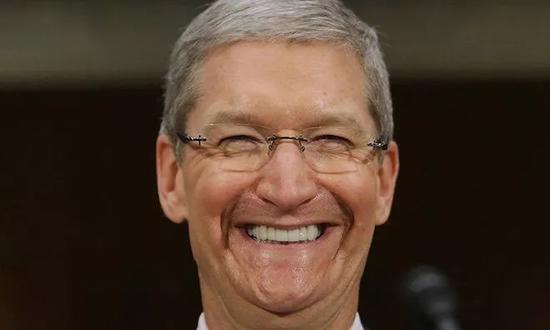 开心的苹果 CEO 蒂姆库克，图源：Appleinsider