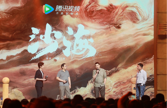 图4 空中网COO韩军(左2)、企鹅影视副总裁韩志杰(右1)及南派三叔(右2)