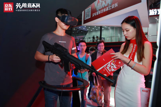京东游戏展台的VR游戏体验区吸引了大批玩家的关注