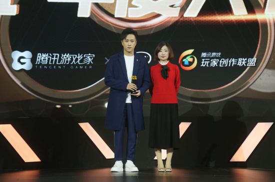 天美L1工作室运营总监王怡文为李九颁发“游戏解说年度人物最具人气奖”