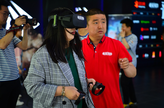 玩家体验头号玩咖VR游戏，好评如潮