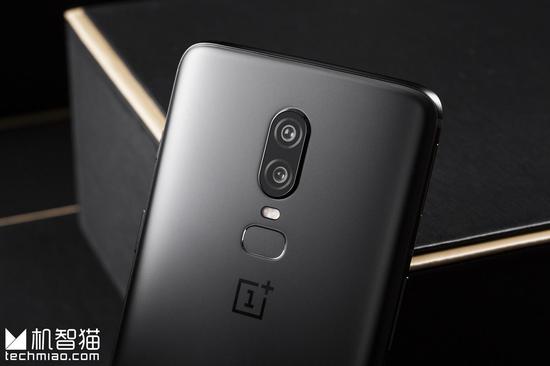 墨岩黑版OnePlus 6把玻璃机身做出了金属的观感和手感，的确令人惊呼，也因此没有了恼人的天线条，不过背面元素还是稍嫌多了一些