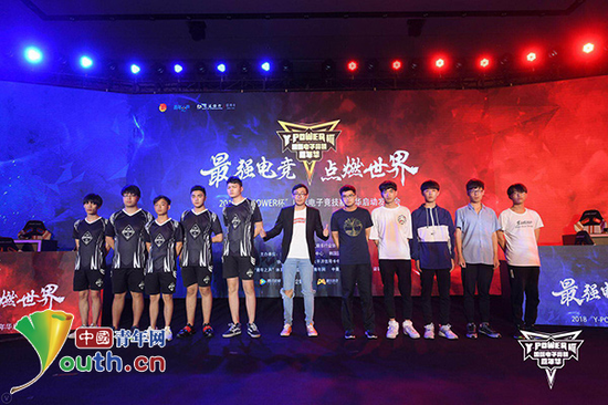 OMG电竞俱乐部职业战队和杭州电子科技大学高校电竞战队现场进行电竞表演赛。（中国青年网供图）