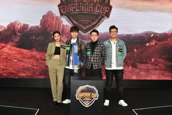 英皇娱乐艺人张敬轩、卫诗雅、屎莱姆跟英皇电竞战队总监Toyz一同鼓励有志投身电竞行业的年轻人