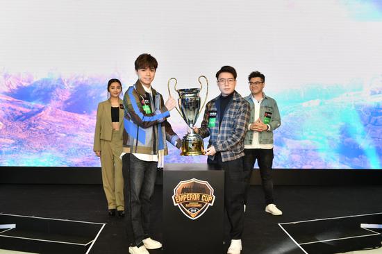 英皇娱乐艺人张敬轩与英皇电竞战队总监Toyz一齐高举冠军奬杯