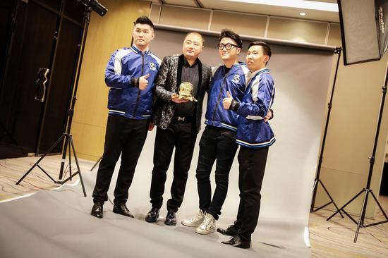 2018金球奖揭晓,Newbee荣膺最佳足球电竞俱乐部